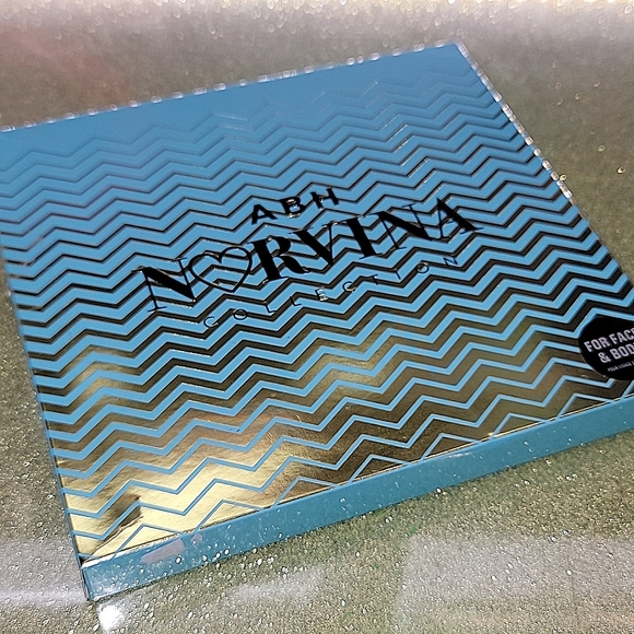 Anastasia ABH Norvina Volume 2 - Picture 4 of 5